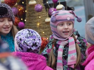 Biedrības „Cerību spārni” labdarības koncerts stacijas laukumā