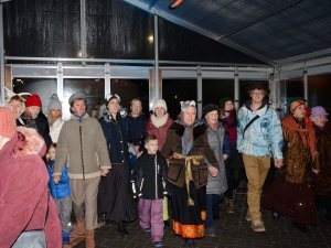 Ziemas saulgriežu vakars kopā ar folkloras kopu „Senleja” Siguldas dzelzceļa stacijas laukumā