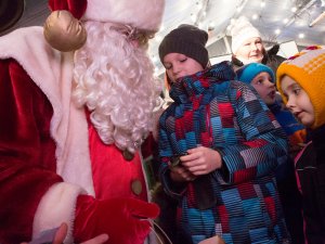 Ziemassvētku sagaidīšana „Kas dzīvo zem lielās rūķa mices” uz Siguldas dzelzceļa stacijas perona