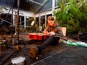 „Reinis Young Trio” koncertprogrammā „Tumšs” Siguldas dzelzceļa stacijas laukumā