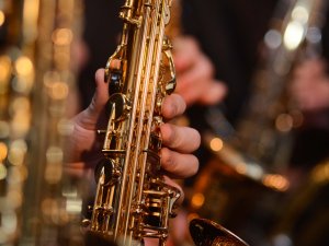 Siguldas Absolventu orķestra koncerts Siguldas dzelzceļa stacijas laukumā