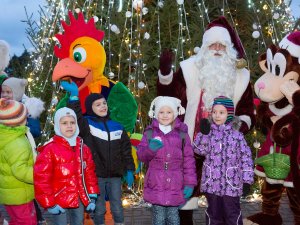 Uzvedums bērniem „Ielec brīnumā” Siguldas dzelzceļa stacijas laukumā