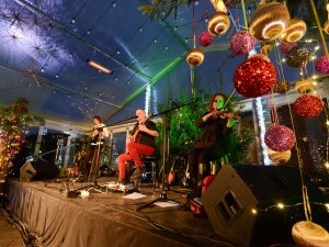 Jura Kaukuļa un draugu koncerts „Par ziemu, sniegu un prieku…” Siguldas dzelzceļa stacijas laukumā