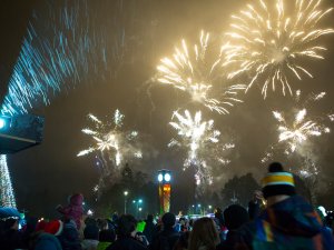 Jaunā gada sagaidīšana Siguldas dzelzceļa stacijas laukumā