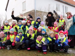 Bērnudārzu „Ieviņa” un „Ābelīte” bērni svin Meteņus Turaidas muzejrezervātā