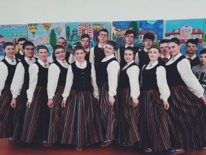 Allažu pamatskolas deju kolektīvs vieso