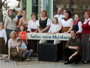 Akcija „Satiec savu meistaru” – tradicionālo danču stunda ar folkloras kopu „Senleja” pašvaldības Pakalpojumu centra ēkā