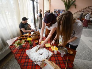 Akcija „Satiec savu meistaru” – tradicionālo danču stunda ar folkloras kopu „Senleja” pašvaldības Pakalpojumu centra ēkā
