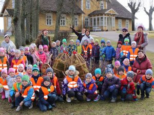 Bērnudārza „Ābelīte” audzēkņi svin Lieldienas Turaidas muzejrezervātā