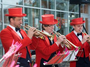 Siguldas pagasta Kultūras nama pūtēju ansambļa „Sigulda” koncerts „Zied ievas Siguldā!” Siguldas dzelzceļa stacijas laukumā