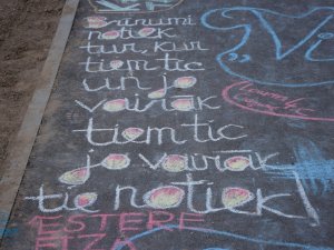 Laurenču sākumskolas skolēni piedalās Valsts valodas dienas akcijā