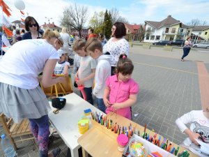 Māmiņdienas gājiens un svinības staciijas laukumā