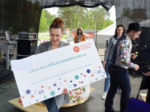 Siguldas novada svētku pasākumi dzelzceļa stacijas laukumā