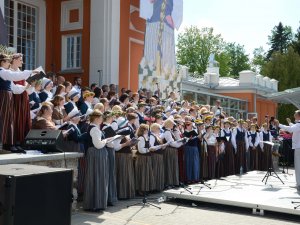 Siguldas novada svētki. Dziesmu un deju dienas koncerts „Tautas dziesma” Siguldas dzelzceļa stacijas laukumā