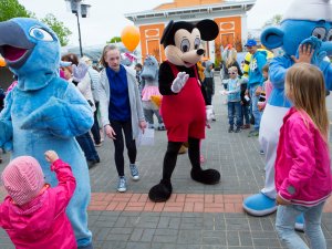 Siguldas novada svētku pasākumi dzelzceļa stacijas laukumā