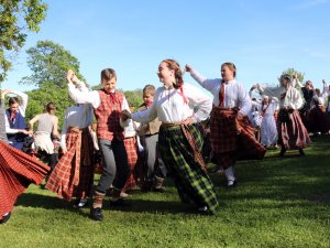 Latvijas bērnu folkloras kopu svētki „Būt man kalna galiņā!” Turaidas muzejrezervātā