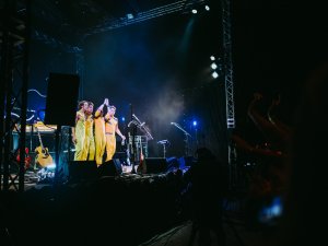 Grupas „Carnival Youth” brīvdabas koncerts Siguldas pilsdrupu estrādē