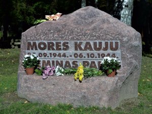 Mores kauju 73.gadskārtas atceres pasākums Latviešu leģionāru brāļu kapos pie Roznēnu ozola