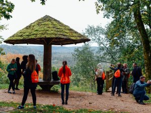 Siguldas novada pašvaldības domes priekšsēdētājs vada Siguldas lietotnes iepazīstināšanas ekskursiju nacionālaj