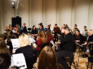 Dejas monoizrāde „I am a really shy person” koncertzālē „Baltais Flīģelis”