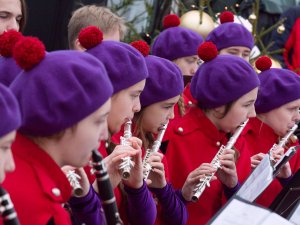 Ziemas koncertzāle. Pūtēju orķestra „Sudrabskaņa” koncerts Siguldas dzelzceļa stacijas laukumā