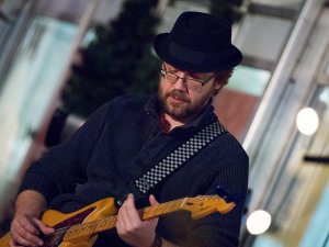 Ziemas koncertzāle. Andresa Rotsa un Raula Terepa koncerts Siguldas dzelzceļa stacijas laukumā