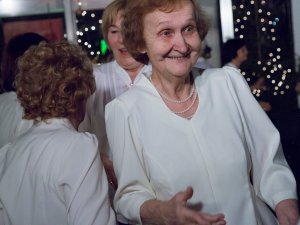 Ziemas koncertzāle. Koncerts senioriem „Ziemassvētki sabraukuši citu tautu kamanās” Siguldas dzelzceļa stacijas laukumā