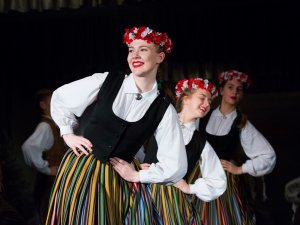 Deju kolektīva „Vizbulīte” Ziemassvētku koncerts Siguldas Valsts ģimnāzijā