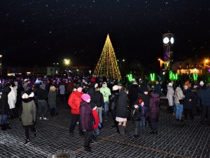 Jaunā gada sagaidīšana Siguldas dzelzceļa stacijas laukumā