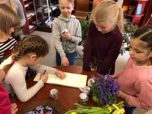 Mākslu skolas „Baltais Flīģelis” 1.klases skolēnu darbu izstādes „Jūra” atklāšana Siguldas novada bibliotēkā