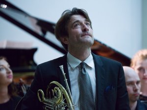 „Sinfonietta Rīga” un franču mežradznieka Ervē Žulēna koncerts koncertzālē „Baltais Flīģelis”