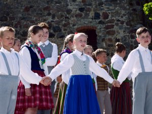 Bērnu un jauniešu Dziesmu un deju dienas koncerts Siguldas pilsdrupu estrādē