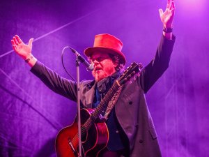 Roka zvaigznes Zucchero koncerts Siguldas pilsdrupu estrādē