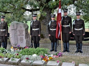 Mores kauju atceres pasākums pie Roznēnu ozola Mores pagastā