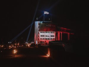 Lāpu gājiens un monumentālā Latvijas karoga pacelšana Siguldā