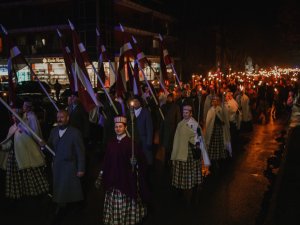 Lāpu gājiens no Svētku laukuma līdz bobsleja un kamaniņu trasei “Sigulda” un augstākā Latvijas karoga svinīgā nomaiņas ceremonija Siguldā