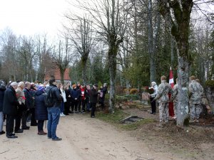 Piemiņas brīdis pie Lāčplēša Kara ordeņa kavaliera Žaņa Ķinča kapavietas Siguldas pilsētas kapsētā