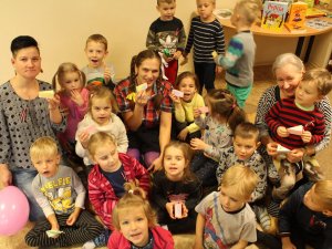 Ziemeļvalstu literatūras nedēļas tematiskais Rīta stundas lasījums bērniem “Pepija svin dzimšanas dienu” Siguldas pagasta Centra bibliotēkā kopā ar bērnudārza “Saulīte” bērniem