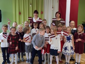 Bērnudārzā “Ābelīte” svin Latvijas dzimšanas dienu