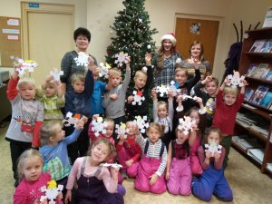 “Ziemassvētku laiks ar pasaku” kopā ar bērnudārza “Saulīte” bērniem Siguldas pagasta Centra bibliotēkā