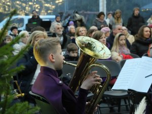 Ziemas koncertzāle. Pūtēju orķestra “Sudrabskaņa” koncerts un Ziemassvētku tirdziņš Siguldas pils kvartālā