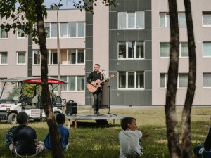 “Mīlētākās pilsētas svētki. Cita frekvence”. Mūzicikla koncerti daudzdzīvokļu māju pagalmos