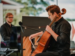 Muzikālās brokastis Siguldas pils kvartālā. Valters Pūce un Dainis Tenis koncertprogrammā “Bez elektrības”