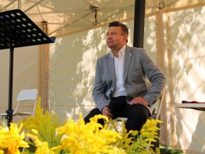 Inta Kalna grāmatas “Es runāju nopietni” autorkoncerts “Āra lasītavā” pie Siguldas pagasta Kultūras nama