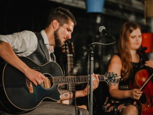 Akustiskās mūzikas kvinteta “Rihards Lībietis Orchestra” koncerts Siguldas pils paviljonā