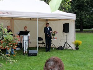 Dzejas rīts ar Egilu Dambi un grupu “Divas balsis” Siguldas pagasta Kultūras nama āra lasītavā