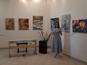 Gleznotājas Agitas Zālītes mākslas studijas izstādes “Gleznotprieks” atklāšana Mākslu skolas “Baltais flīģelis” Izstāžu telpā