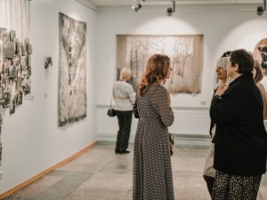 Kristīnes Kliginas izstādes atklāšana “Ārpus laika” Siguldas novada bibliotēkas jaunajās telpās Leona Paegles ielā 3