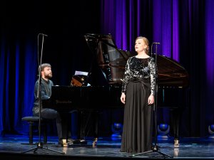 Starptautiskajai senioru dienai veltīta koncertprogramma “Dejavu” ar solistiem Evitu Teterovsku, Nauri Indzeri un pianistu Venti Zilbertu kultūras centrā “Siguldas devons”