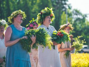 Jāņu dziesmu apguve kopā ar folkloras kopu “Senleja” Siguldas dzelzceļa stacijas laukumā